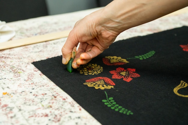 Manos bordando un patrón